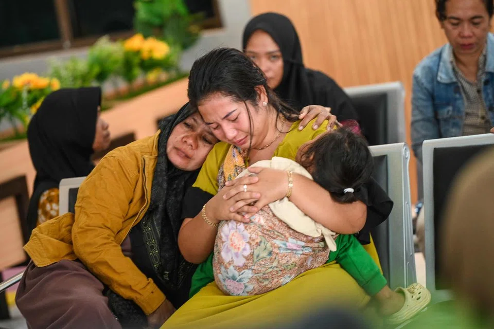Wajah-wajah penuh resah menyelimuti Pelabuhan Ketapang, Banyuwangi, Jawa Timur pada 3 Julai 2025, ketika ahli keluarga dan sanak saudara berdiri menanti dengan cemas sebarang perkembangan terkini mengenai operasi mencari sekurang- kurangnya 30 orang yang masih hilang selepas sebuah feri karam berhampiran pulau peranginan popular Indonesia, Bali.