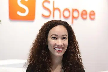 MEMBAWA NILAI: Tugas Cik Siti Fatimah ialah menarik jenama dan penjual baru dalam wadah pembelian dalam talian Shopee. - Foto SHOPEE