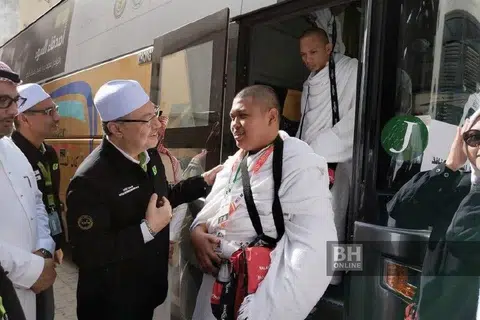 SAMBUT KETIBAAN JEMAAH: Datuk Seri Syed Saleh menyambut jemaah haji Malaysia di Hotel Al Fajer Albadia, Makkah, pada 2 Jun lalu.