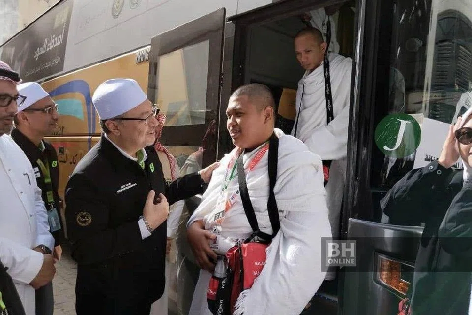 SAMBUT KETIBAAN JEMAAH: Datuk Seri Syed Saleh menyambut jemaah haji Malaysia di Hotel Al Fajer Albadia, Makkah, pada 2 Jun lalu.