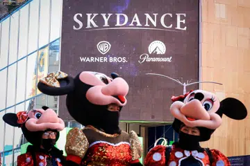 Papan iklan memaparkan logo Skydance, Warner Bros. dan Paramount di pejabat Paramount Global di Times Square, New York, pada 6 Oktober 2026, selepas Skydance menyelesaikan pengambilalihan Warner Bros. Discovery bernilai AS$81 bilion ($104.4 bilion). Penggabungan itu mewujudkan sebuah gergasi media dan hiburan baru yang menghimpunkan HBO Max, CNN, CBS dan Paramount+ di bawah satu kumpulan.