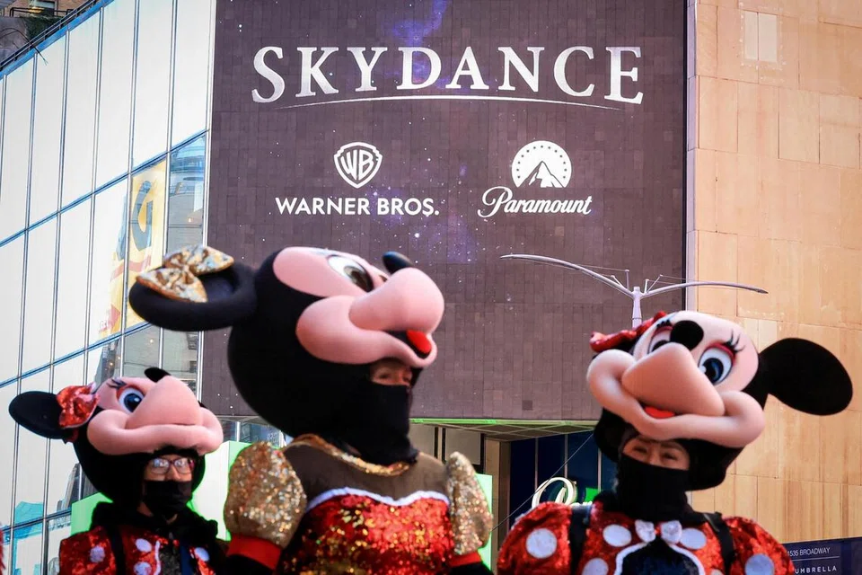 Papan iklan memaparkan logo Skydance, Warner Bros. dan Paramount di pejabat Paramount Global di Times Square, New York, pada 6 Oktober 2026, selepas Skydance menyelesaikan pengambilalihan Warner Bros. Discovery bernilai AS$81 bilion ($104.4 bilion). Penggabungan itu mewujudkan sebuah gergasi media dan hiburan baru yang menghimpunkan HBO Max, CNN, CBS dan Paramount+ di bawah satu kumpulan.