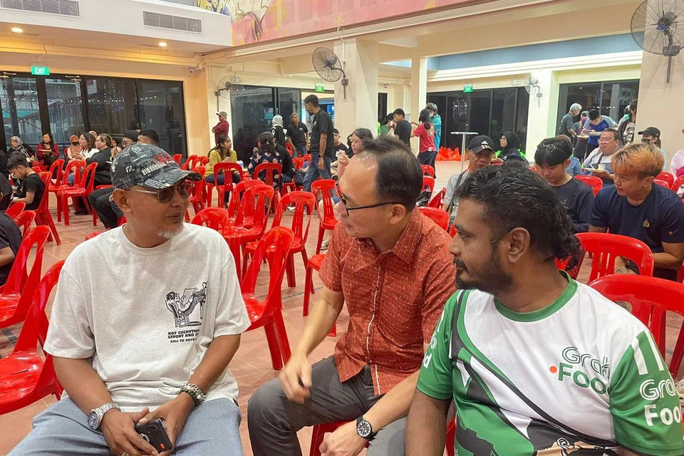KEPERLUAN PEKERJA GIG: Anggota Parlimen (AP) Kawasan Undi Perseorangan (SMC) Bukit Panjang, Encik Liang Eng Hwa (tengah) mendengar maklum balas daripada Encik Huslan Mohd Noor, 60 tahun (kiri), dan Encik Ramdan Ali, 44 tahun, bagi mengenal pasti keperluan pekerja gig semasa Pesta Akhir Tahun Projek Penunggang Bukit Panjang pada 31 Disember.