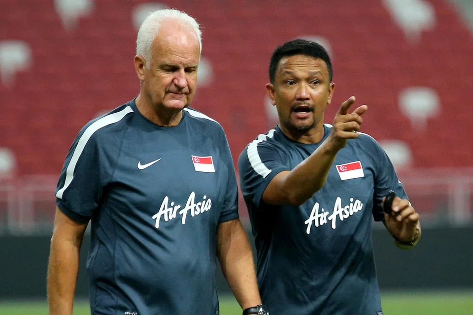 TOLAK TAWARAN: Fandi Ahmad (kanan) yang masih terikat kontrak dengan FAS telah menolak tawaran Pahang. Beliau kini pembantu Bernd Stange melatih pasukan nasional. - Foto fail