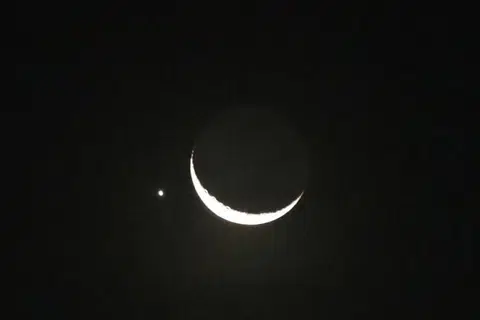  Pemandangan bulan sabit diiringi planet Zuhrah menghiasi langit malam pada Jumaat, 24 Mac.