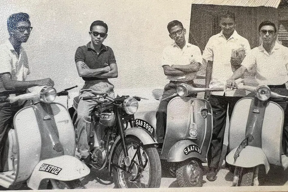 RONDA KOTA DENGAN VESPA: Dr Iskandar (tiga dari kiri) suka menjelajah kota, baik di dalam dan luar negara, dan dalam foto ini, mengambil bahagian dalam satu perhimpunan penunggang Vespa. - Foto ihsan ISKANDAR JALIL