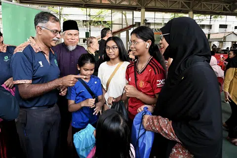 Menteri Negara (Undang-Undang merangkap Pengangkutan), Encik Murali Pillai (kiri) bersama Pengerusi Eksekutif Kanan Masjid Ar-Raudhah, Ustaz Mohamed Ali Atan (dua dari kiri) dan penerima bantuan, Cik Faridah Abdullah (kanan) bersama tiga anaknya. 