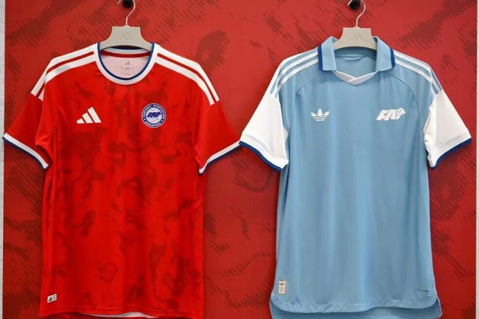 Kedua-dua kit - untuk dipakai semasa perlawanan di padang sendiri (kiri) dan padang lawan (kanan) - menggabungkan teknologi Climacool+ adidas, sejenis fabrik berprestasi tinggi yang direka untuk memastikan pemain kekal sejuk di padang dalam iklim Singapura.
