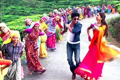 KENANGAN DALAM ‘DIL SE’: Shah Rukh Khan (dua dari kanan) dan Preity Zinta (kanan) menari di Kerala dalam babak yang sentiasa diingati peminat mereka.