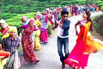 KENANGAN DALAM ‘DIL SE’: Shah Rukh Khan (dua dari kanan) dan Preity Zinta (kanan) menari di Kerala dalam babak yang sentiasa diingati peminat mereka.