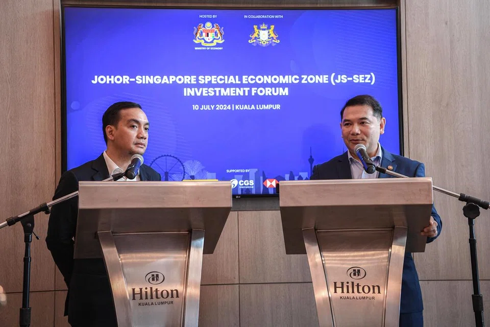 Menteri Ekonomi Malaysia, Encik Rafizi Ramli (kanan), dan Menteri Besar Johor, Datuk Onn Hafiz Ghazi, mengadakan sidang akhbar sempena forum pelaburan Zon Ekonomi Khas Johor-Singapura (JS-SEZ) pada 10 Julai di Kuala Lumpur. 
