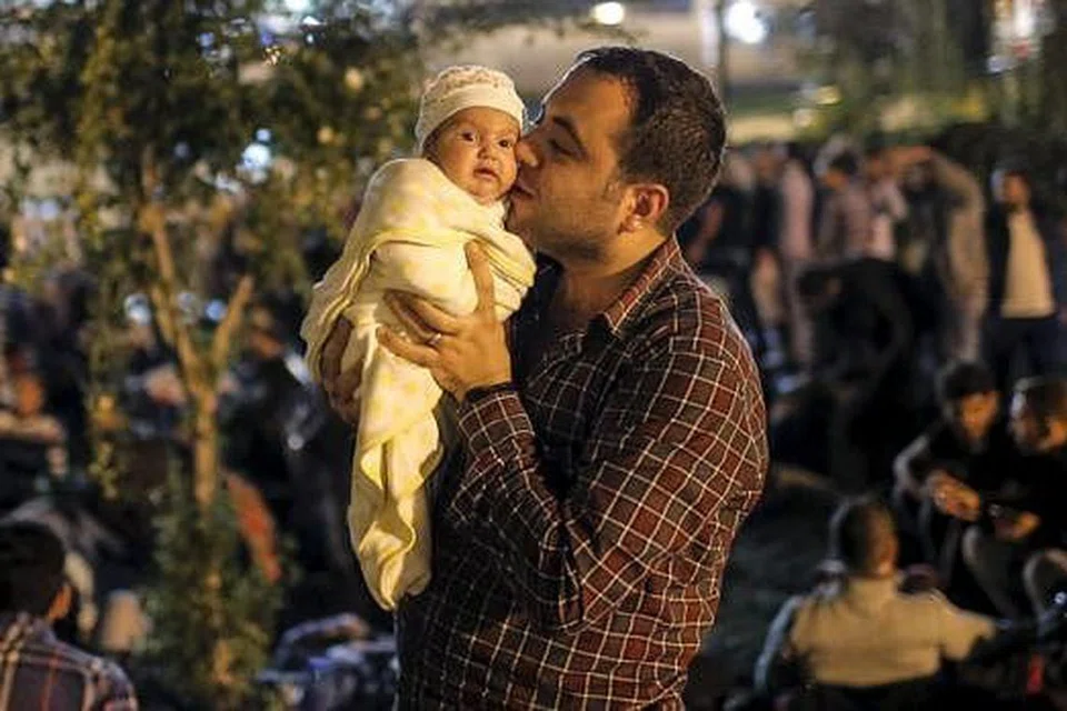 KRISIS KEMANUSIAAN: Seorang pendatang asing mendukung bayi sementara beliau menunggu di stesen bas di Istanbul, Turkey. Eropah kini menghadapi pembanjiran beribu-ribu pelarian yang melarikan diri dari peperangan dan kemiskinan. - Foto REUTERS