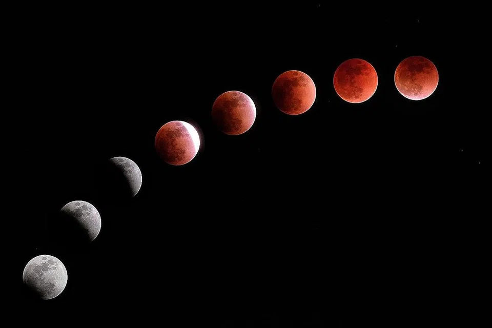 PERISTIWA ISTIMEWA: Fenomena gerhana bulan bakal berlaku buat kali kedua tahun ini esok. - Foto AFP
