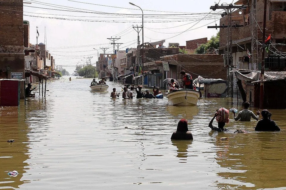 CUBA SELAMATKAN DIRI: Orang ramai yang terjejas akibat banjir kilat berpindah ke kawasan yang lebih tinggi di kawasan Khairpur Nathan Shah, daerah Dadu, wilayah Sindh, Pakistan. - Foto-foto EPA-EFE