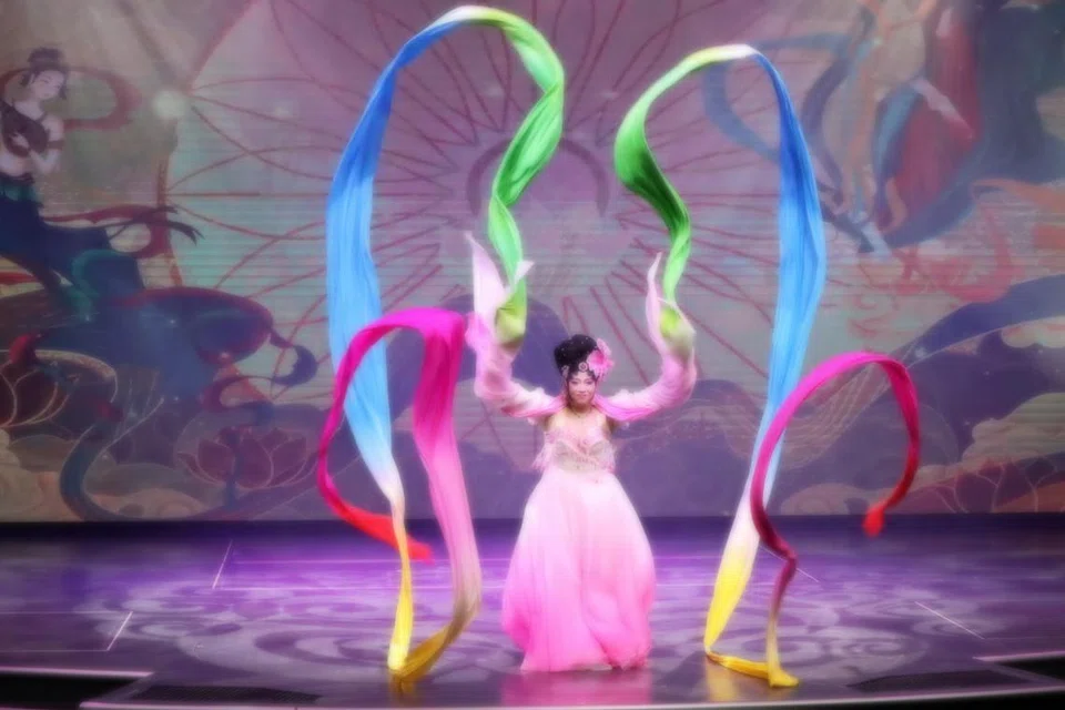 Selain mampu menyanyi lagu Opera Cina, Yimo juga menyerlahkan kemampuannya dalam tarian akrobatik Cina, yang turut meninggalkan kesan dalam persembahan bertaraf antarabangsa itu.