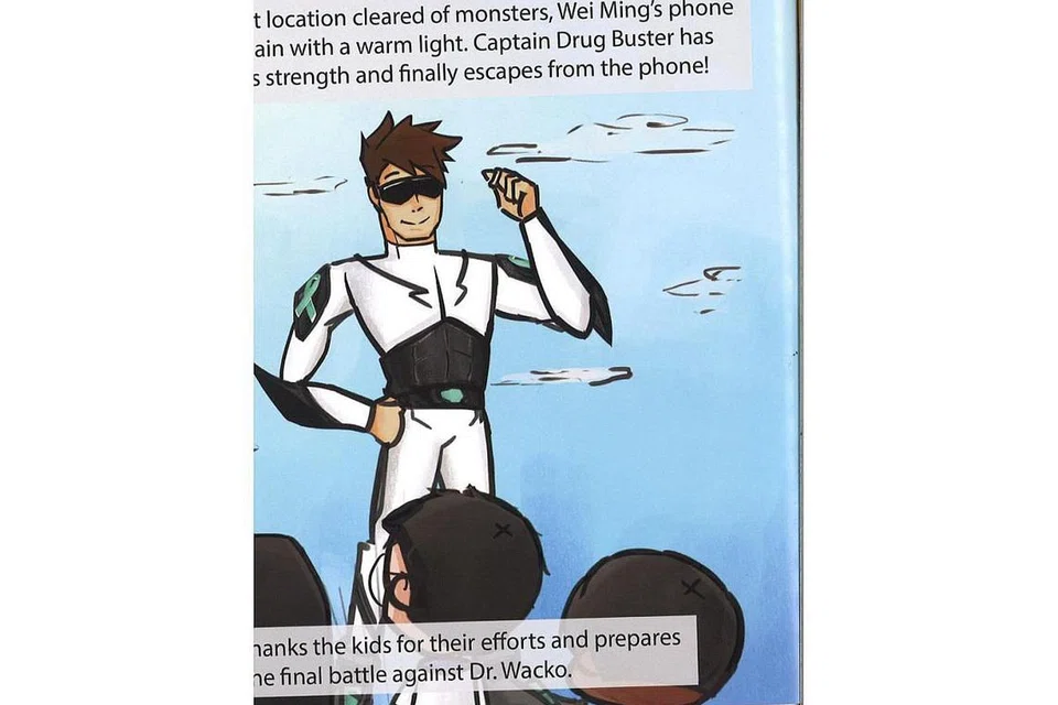 WIRA GAGAH: Captain Drug Buster beraksi memberi nasihat kepada kanak-kanak. - Foto CNB