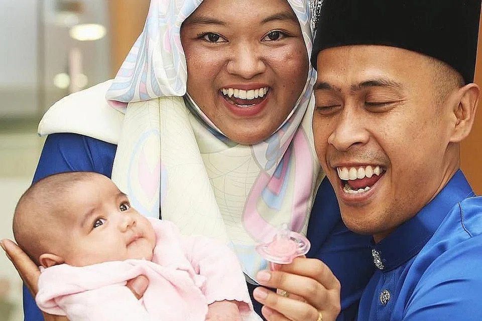 TERIMA KEHADIRAN ORANG BARU: Isteri Achey, Nor Hasanah Yahaya, mahu menjadi ibu susuan kepada anak angkat mereka, Nur Tiara Zinnirah Nasir, demi menjadikan anak kecil itu mahram. - Foto INSTAGRAM ACHEY
