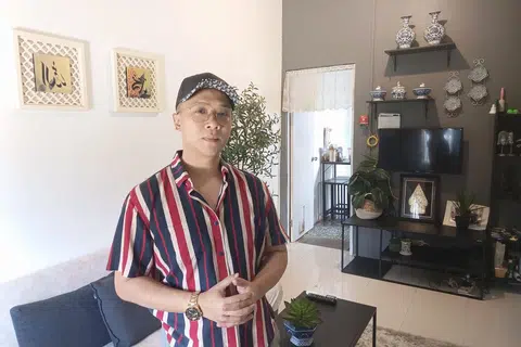 Encik Wan Huzarman Wan Azlan Shah, di rumahnya di Batam yang didiami sejak 2016. 