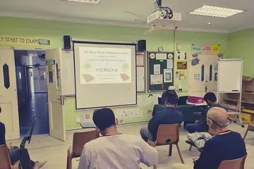 TERUS BELAJAR: Para peserta yang telah beralih ke program berasaskan masyarakat (CBP) mengikuti satu sesi program Insan Mukmin (IM) sewaktu fasa bimbingan luar di Masjid Al-Istighfar. - Foto PERKHIDMATAN PENJARA SINGAPURA