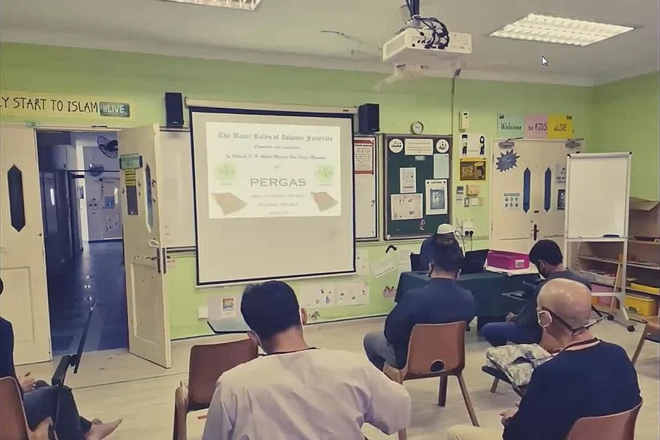 TERUS BELAJAR: Para peserta yang telah beralih ke program berasaskan masyarakat (CBP) mengikuti satu sesi program Insan Mukmin (IM) sewaktu fasa bimbingan luar di Masjid Al-Istighfar. - Foto PERKHIDMATAN PENJARA SINGAPURA