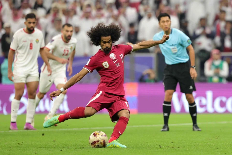 Penyerang Qatar Akram Afif menjaringkan salah satu penaltinya semasa menentang Jordan yang berkesudahan Qatar menang 3-1. 
