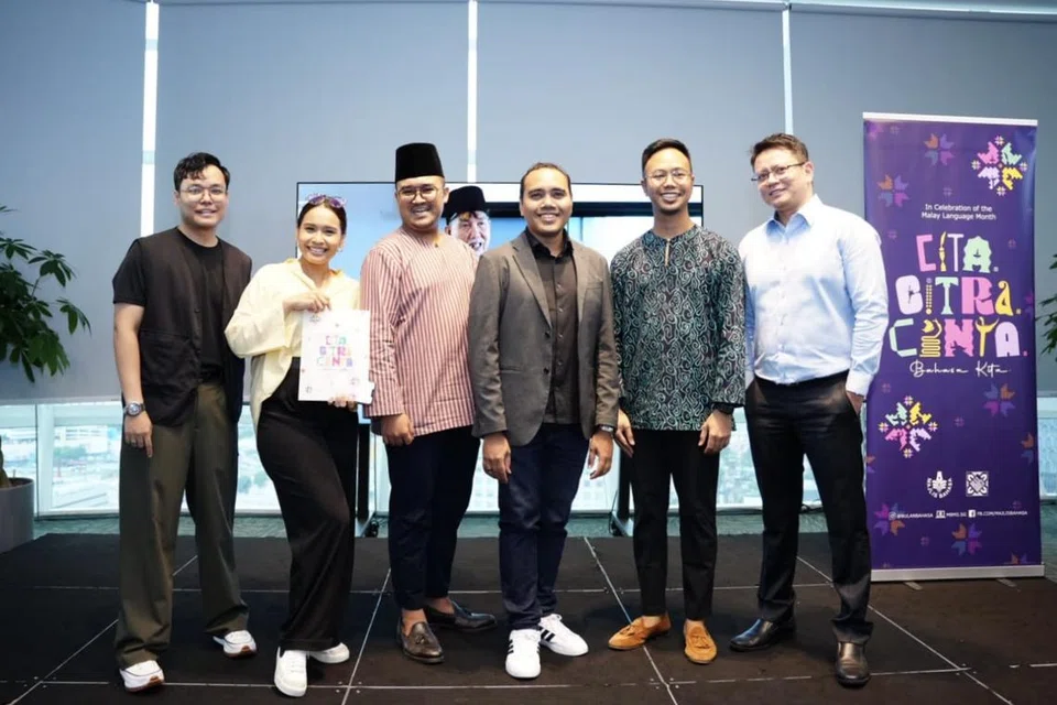 Pengerusi jawatankuasa Bulan Bahasa 2024, Encik Zhulkarnain Abdul Rahim (tiga dari kanan), bergambar bersama Duta Bahasa, (dari kiri) Encik Hyrul Anuar, Cik Farhana M Noor, Encik Megat Firdaus, Encik Afi Hanafi and Dr Jazlan Joosoph. 