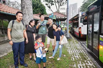 PERTEMUAN ISTIMEWA: (Dari kiri) Encik Muhammad Aidil Ismail bersama isterinya Cik Dhiya Liyana Dahlan dan anak lelaki mereka, Alfee Affendi Muhammad Aidil serta pasangan Encik Bob Lee Keng Siang (baju hitam), isterinya Cik Lim Hwee Hwee, dan anak lelakinya, Lee Jun Le yang tersesat di sekitar perhentian bas dekat Poliklinik Bukit Batok. - Foto BM oleh DESMOND WEE