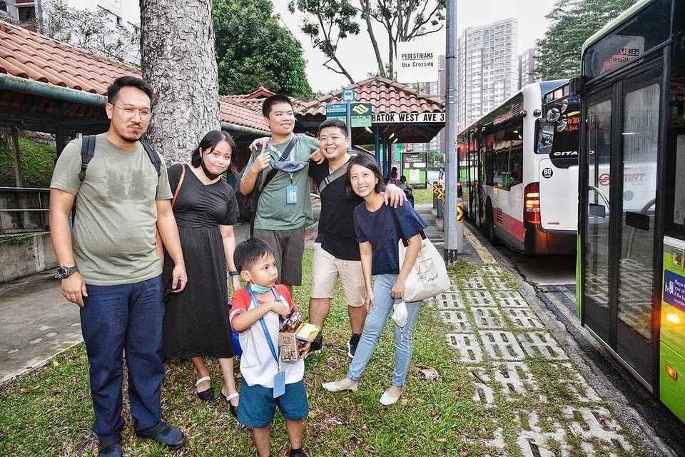 PERTEMUAN ISTIMEWA: (Dari kiri) Encik Muhammad Aidil Ismail bersama isterinya Cik Dhiya Liyana Dahlan dan anak lelaki mereka, Alfee Affendi Muhammad Aidil serta pasangan Encik Bob Lee Keng Siang (baju hitam), isterinya Cik Lim Hwee Hwee, dan anak lelakinya, Lee Jun Le yang tersesat di sekitar perhentian bas dekat Poliklinik Bukit Batok. - Foto BM oleh DESMOND WEE