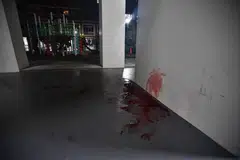 KEJADIAN TIKAM: Darah dapat dilihat di tembok di kolong blok 146 Mei Ling Street menyusuli satu kejadian tikam di sana pada 11 Oktober 2018.