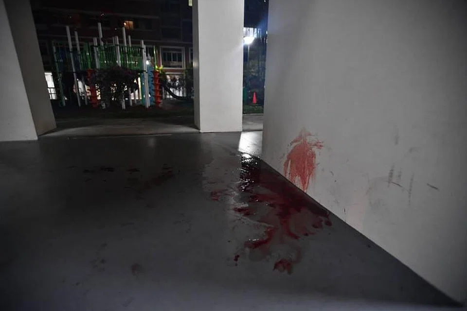 KEJADIAN TIKAM: Darah dapat dilihat di tembok di kolong blok 146 Mei Ling Street menyusuli satu kejadian tikam di sana pada 11 Oktober 2018.