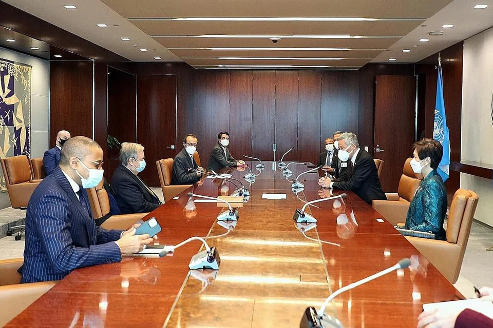 LAWATAN KE AMERIKA SYARIKAT: Perdana Menteri, Encik Lee Hsien Loong (dua dari kanan) bersama delegasinya, menemui Setiausaha Agung Pertubuhan Bangsa-Bangsa Bersatu (PBB), Encik Antonio Guterres, dalam rangka lawatannya ke Amerika Syarikat baru-baru ini. - Foto MCI