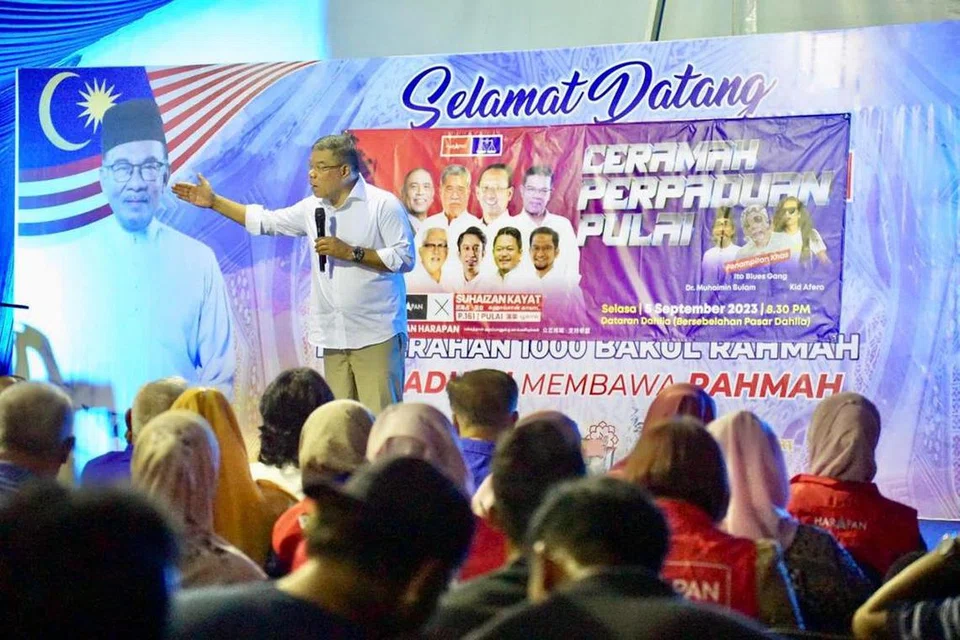 CERAMAH PERDANA: Ketua Setiausaha Pakatan Harapan (PH), Datuk Seri Saifuddin Nasution Ismail (berdiri), menyampaikan ceramah pada Ceramah Perpaduan Pulai sempena Pilihan Raya Kecil (PRK) Parlimen Pulai dan Dewan Undangan Negeri Simpang Jeram, Johor, pada Selasa malam.