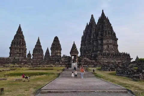 Kompleks Candi Prambanan di Sleman, Yogyakarta, yang merupakan kompleks kuil Hindu terbesar di Indonesia dan Tapak Warisan Dunia UNESCO, kini bakal menerima bantuan India bagi mempercepat usaha pemulihan candi perwara di kawasan bersejarah itu. Indonesia dan India sedang membincangkan kerjasama dokumentasi, pemulihan struktur serta penggunaan teknologi digital dan kecerdasan buatan untuk memelihara warisan budaya abad ke-9 tersebut.