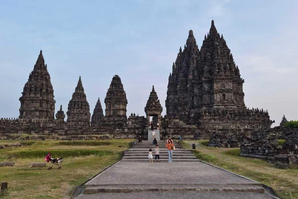 Kompleks Candi Prambanan di Sleman, Yogyakarta, yang merupakan kompleks kuil Hindu terbesar di Indonesia dan Tapak Warisan Dunia UNESCO, kini bakal menerima bantuan India bagi mempercepat usaha pemulihan candi perwara di kawasan bersejarah itu. Indonesia dan India sedang membincangkan kerjasama dokumentasi, pemulihan struktur serta penggunaan teknologi digital dan kecerdasan buatan untuk memelihara warisan budaya abad ke-9 tersebut.
