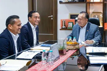 (Dari kanan) Menteri Kerja Raya Malaysia, Datuk Seri Alexander Nanta Linggi, Menteri Besar Johor, Datuk Onn Hafiz Ghazi, dan Pengerusi Jawatankuasa Pengangkutan, Infrastruktur dan Komunikasi Johor, Encik Mohamad Fazli Mohamad Salleh.