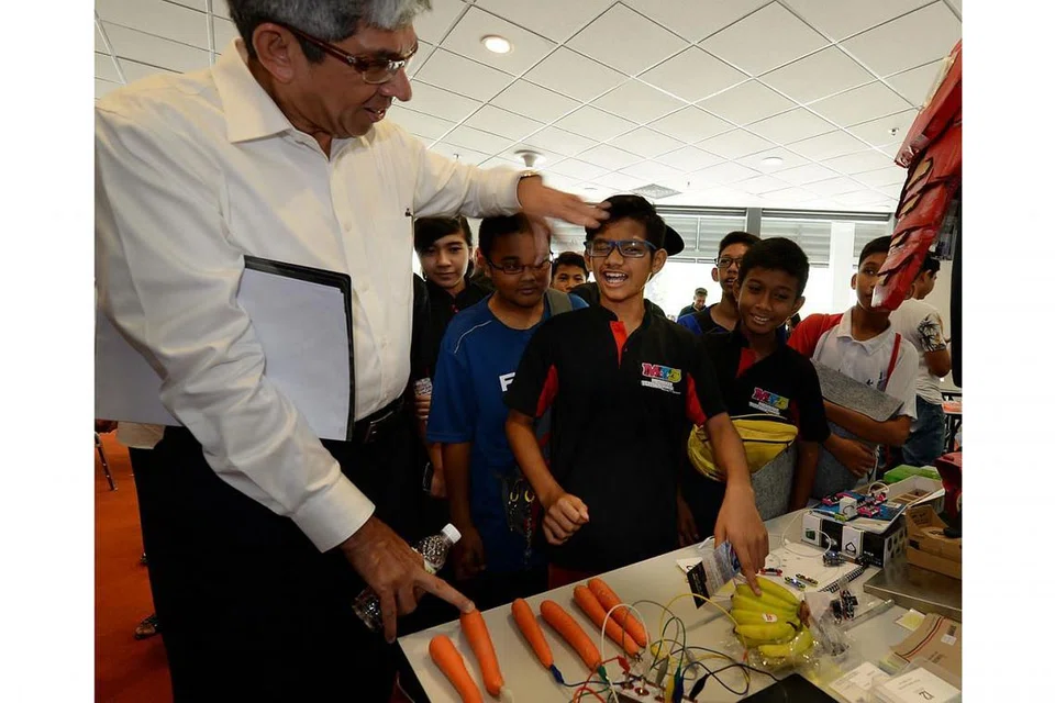 KENALI DUNIA TEKNOLOGI: Dr Yaacob (kiri) bermain papan nada dalam bentuk lobak dan pisang bersama seorang peserta di seminar NextStop semalam. - Foto ZAINAL YAHYA