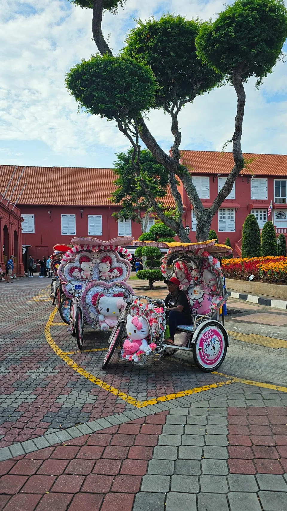 Beca yang dihiasi dengan pelbagai kartun menjadi antara pengangkutan ikonik di bandar Melaka dan menarik perhatian ramai pelancong. 
