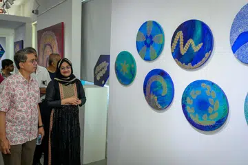 SERIKAN PAMERAN: Menteri Negara (Ehwal Dalam Negeri merangkap Pembangunan Negara), Profesor Madya Dr Muhammad Faishal Ibrahim (depan, kiri) turut hadir sebagai tetamu terhormat semasa pembukaan pameran seni Jaleela Niaz (depan, kanan) di Maya Gallery pada 14 Oktober 2023. 
