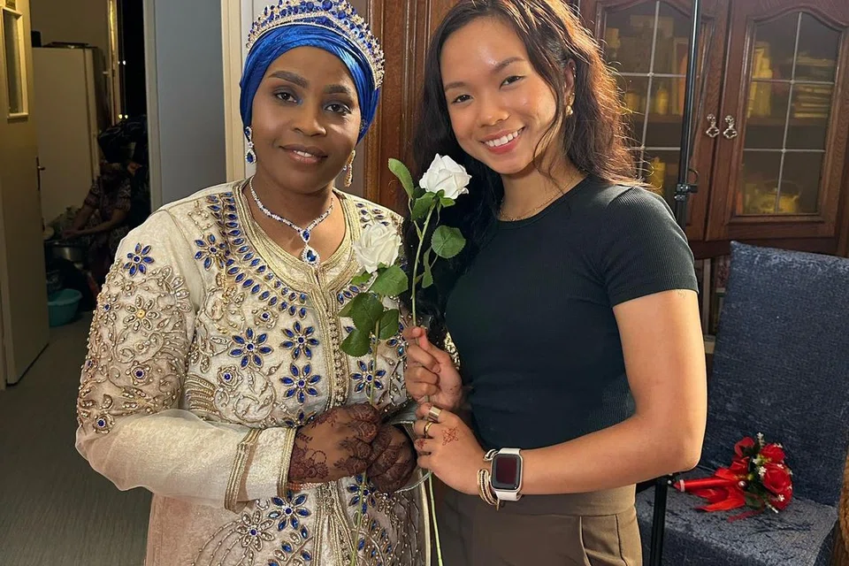 PELANGGAN PERTAMA: Cik Azzah Atifah Mohd Ramezan (kanan) bersama pelanggan Perancis pertamanya yang berketurunan Comoros, Afrika Timur.