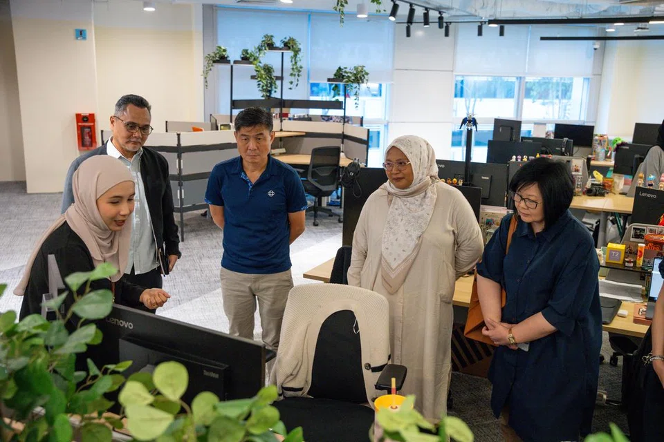 Editor BH/BM, Encik Nazry Mokhtar (dua dari kiri), bersama Pengarah Eksekutif Persatuan Rakyat (PA), Encik Jimmy Toh Yong Leng (tengah);  Pengurus Kanan (Perhubungan Korporat) Cik Siti Aishah Sharif (dua dari kanan); dan Pengarah Kumpulan (Perhubungan), Cik Ooi Hui Mei (kanan), semasa satu perkongsian yang dikendalikan oleh Eksekutif Audiens dan Perkembangan BH, Cik Kaiyishah Ayuni (kiri).