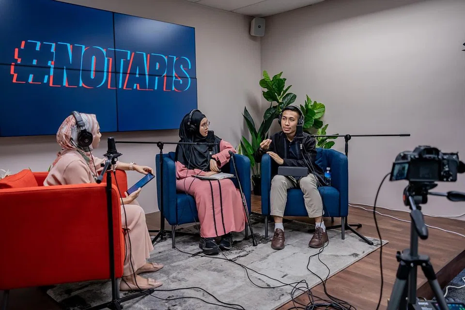 KANDUNGAN PELBAGAI MEDIA: Berita Harian tidak lagi sekadar menghasilkan laporan untuk media cetak sahaja malah kandungan audio dan visual seperti podcast dan video. 
