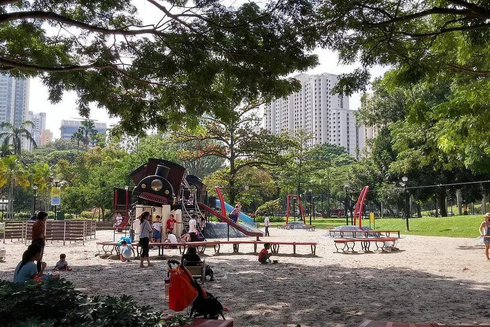 TAMAN PERMAINAN LENGKAP: Taman permainan yang menjadi tumpuan kanak-kanak di Tiong Bahru Park yang telah menjalani banyak peningkatan dan pembaharuan sejak dibuka pada 1967. - Foto fail 