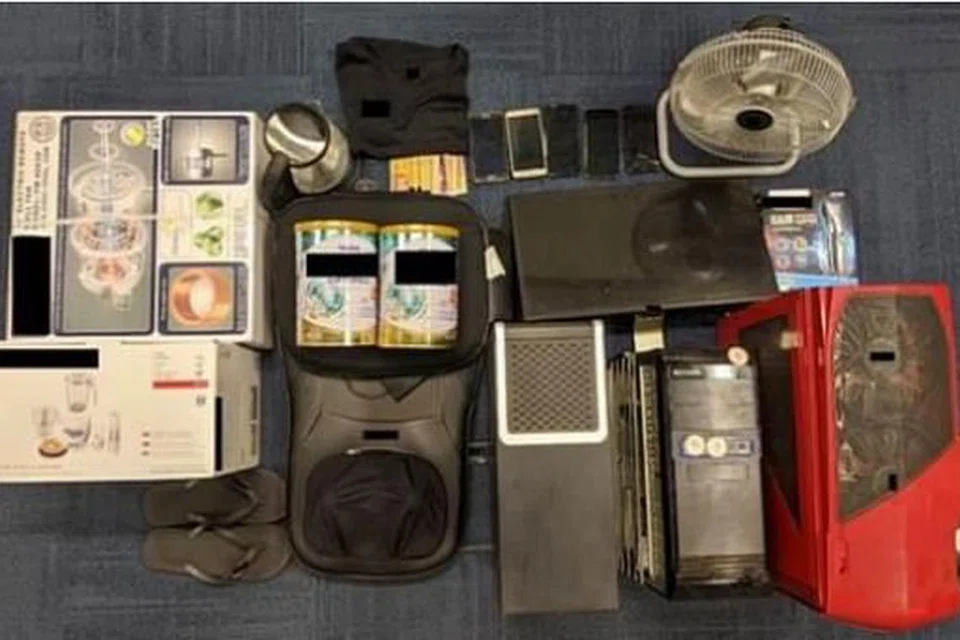 DIRAMPAS: Barang-barang yang dirampas polis oleh dua lelaki kumpulan empat orang itu adalah bantal urut, tepung susu, pakaian peribadi, beberapa alat elektronik, telefon bimbit, kartu SIM prepaid, dan beberapa CPU komputer termasuk alat komputer juga. - FOTO: PASUKAN POLIS SINGAPURA 