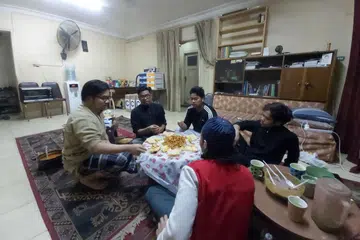 TETAP MERIAH: Walaupun tidak dapat berkumpul beramai-ramai, Encik Farhan dan teman-teman serumahnya tetap cuba memeriahkan suasana dengan makan bersama dan solat berjemaah semasa Ramadan dan Hari Raya. - Foto ihsan FARHAN SHAPANDI