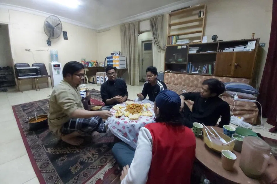 TETAP MERIAH: Walaupun tidak dapat berkumpul beramai-ramai, Encik Farhan dan teman-teman serumahnya tetap cuba memeriahkan suasana dengan makan bersama dan solat berjemaah semasa Ramadan dan Hari Raya. - Foto ihsan FARHAN SHAPANDI