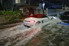 PUB berkata pemandu harus mengelak daripada memandu apabila paras air naik setinggi bebendul jalan, atau apabila tanda jalan tidak lagi kelihatan.