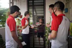 Bakal calon SPP bertemu penduduk di kawasan GRC Bishan-Toa Payoh. - Foto ALPHONSUS CHERN