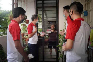 Bakal calon SPP bertemu penduduk di kawasan GRC Bishan-Toa Payoh. - Foto ALPHONSUS CHERN