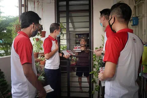 Bakal calon SPP bertemu penduduk di kawasan GRC Bishan-Toa Payoh. - Foto ALPHONSUS CHERN