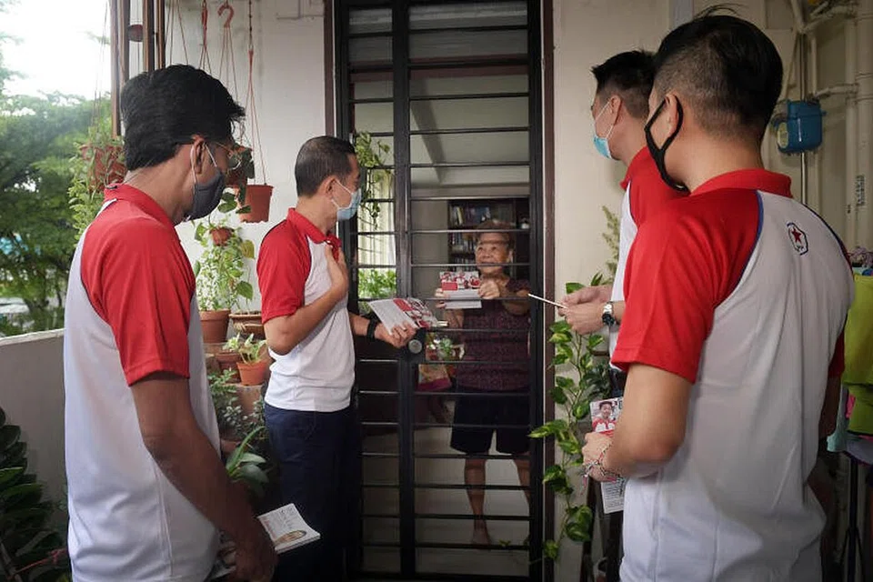 Bakal calon SPP bertemu penduduk di kawasan GRC Bishan-Toa Payoh. - Foto ALPHONSUS CHERN